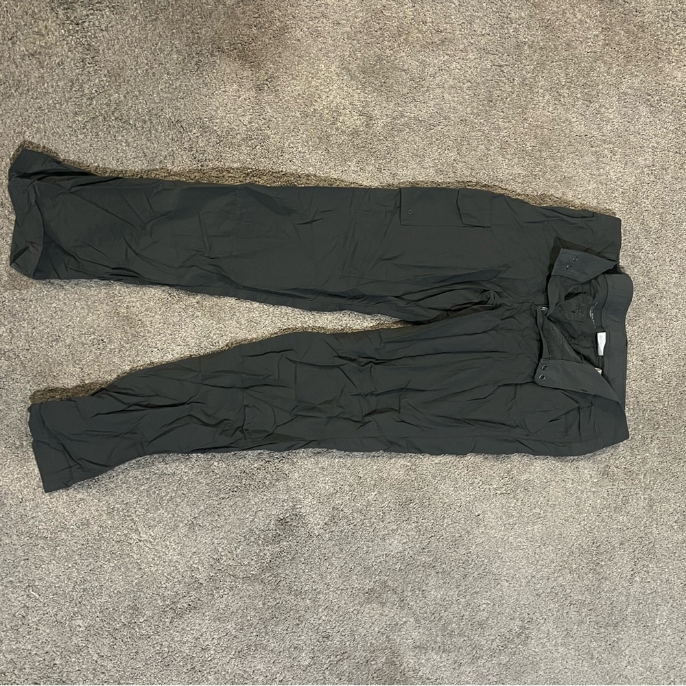 Columbia women’s  Black Cargo Pants — Lightweight Outdoor Trousers